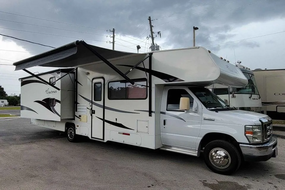 2010 Coachmen Freelander - Sleeps 10 - Bring the family, Lets go camping in Jacksonville, Florida