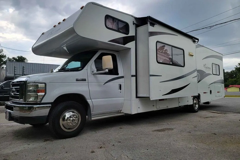 2010 Coachmen Freelander - Sleeps 10 - Bring the family, Lets go camping in Jacksonville, Florida