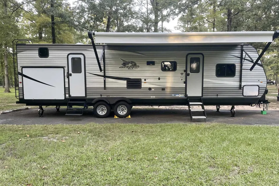 Dual Air Conditioners! Spacious 2021 Jayco Jay Flight. Delivery available. in Tampa, Florida