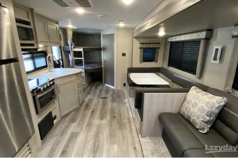 Eldy's Coachmen Catalina Legacy Travel Trailer in Tampa, Florida