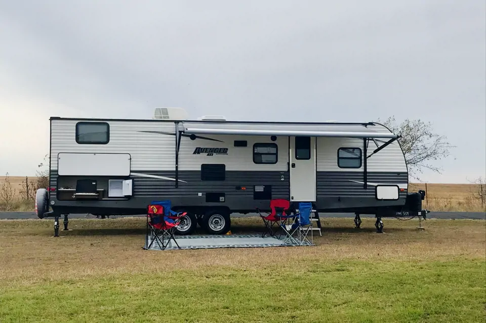 Brad's Avenger 27DBS Travel Trailer à Georgetown, Texas