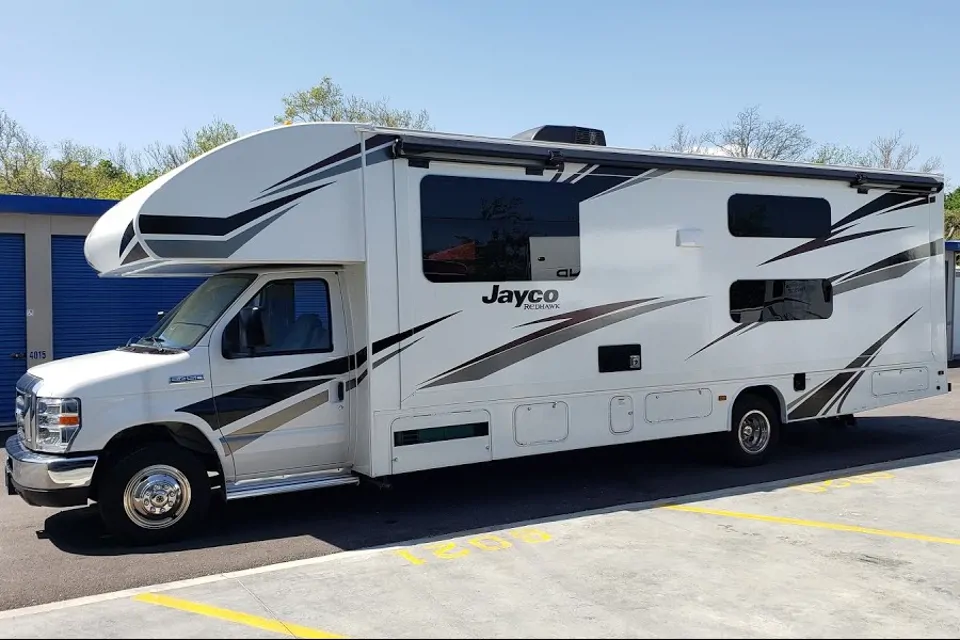 "Adventure Seeker" Sleeps Up to 10.  125 Miles Included! in Covington, Kentucky