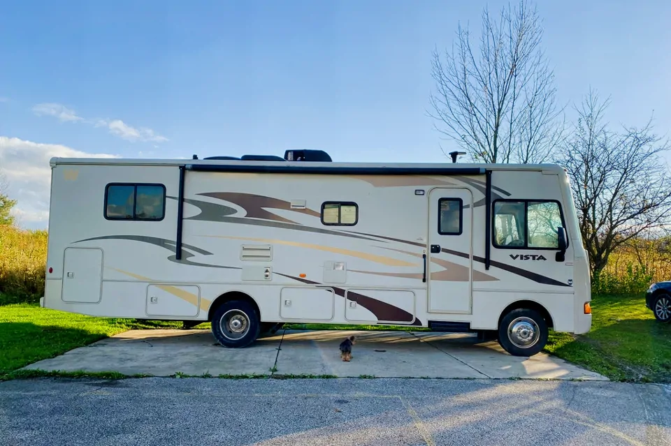 Fun Trip RV Winnebago Vista Class A in Chardon, Ohio