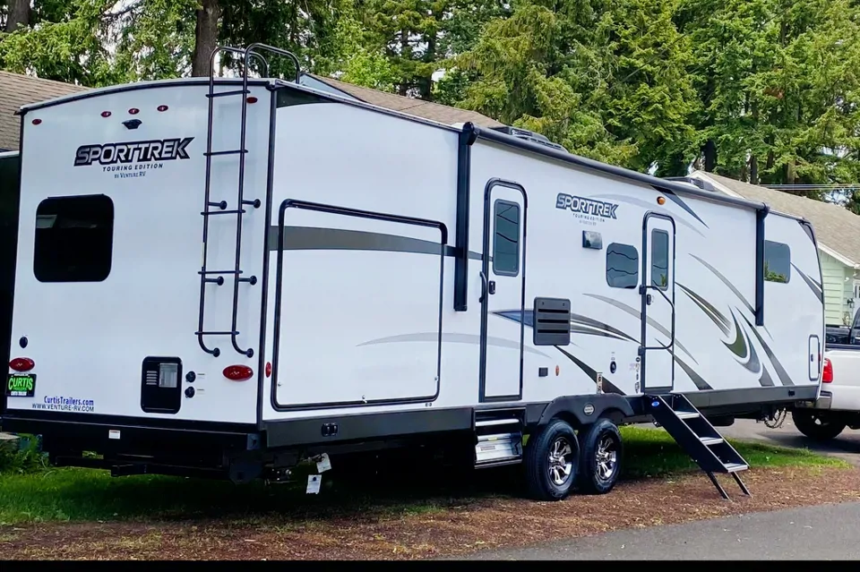 Jessica 's Sporttrek 343VBH Travel Trailer in Gladstone, Oregon