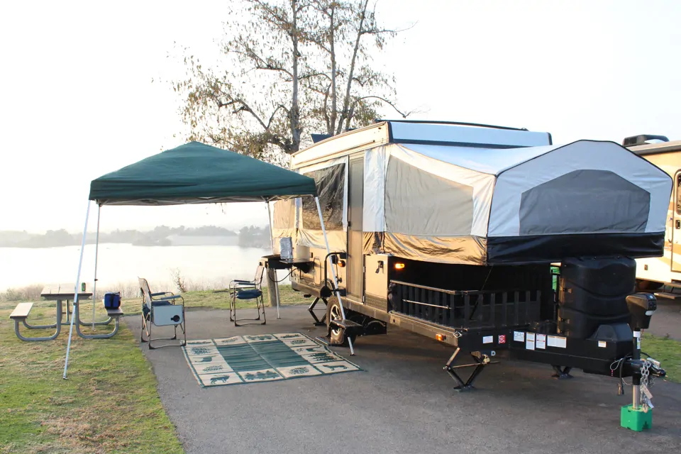 J&M's Forest River Rockwood 232 ESP Tent Trailer à San-Dimas, California