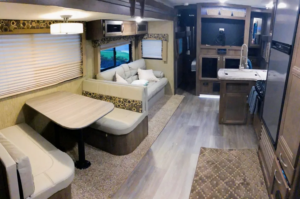 Max's Coleman 2855BH Travel Trailer in Hoover, Alabama