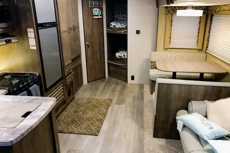 Max's Coleman 2855BH Travel Trailer in Hoover, Alabama