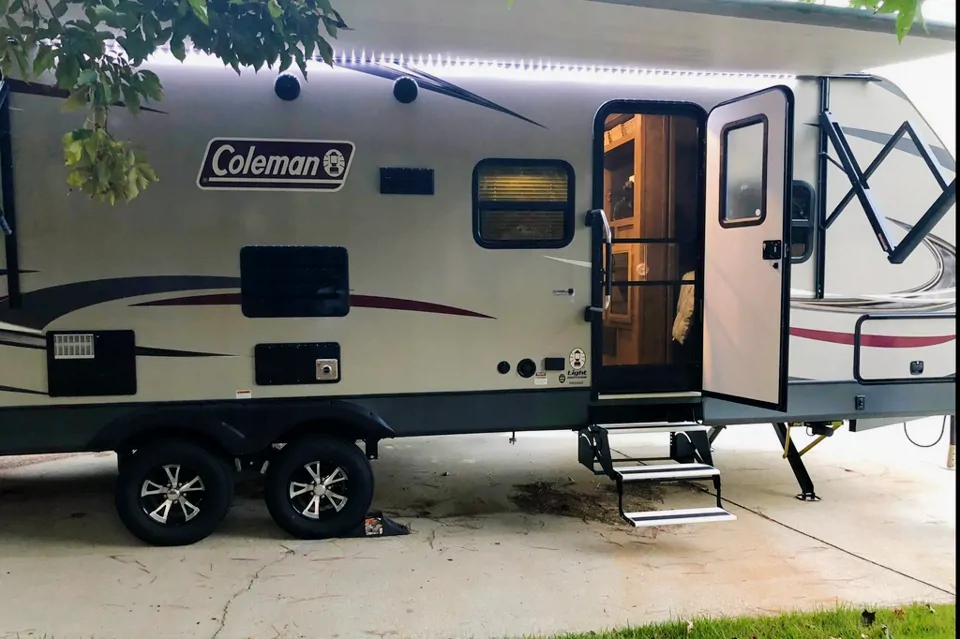 Max's Coleman 2855BH Travel Trailer in Hoover, Alabama