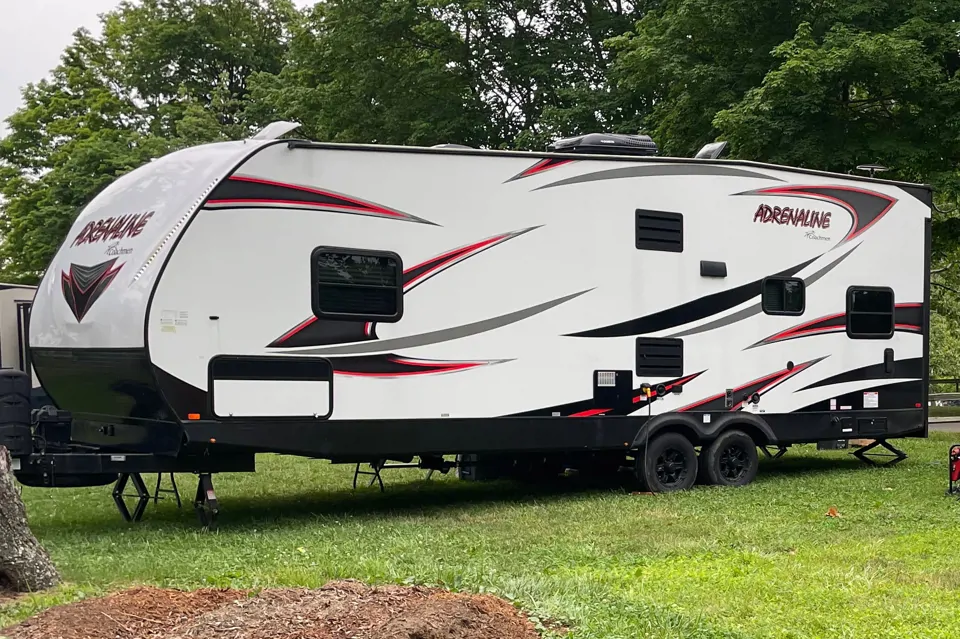 James's Coachmen 25QB Adrenaline Toy Hauler à Montville, Ohio