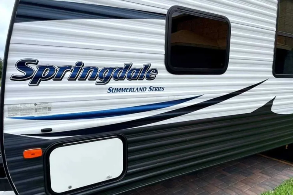 Leena's Springdale Summerland Series Travel Trailer à Orlando, Florida