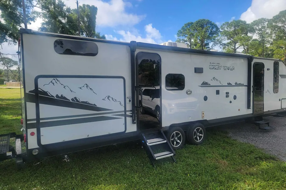 Pete's Forest River Cherokee Grey WolfBlack Label Travel Trailer in West-Palm-Beach, Florida