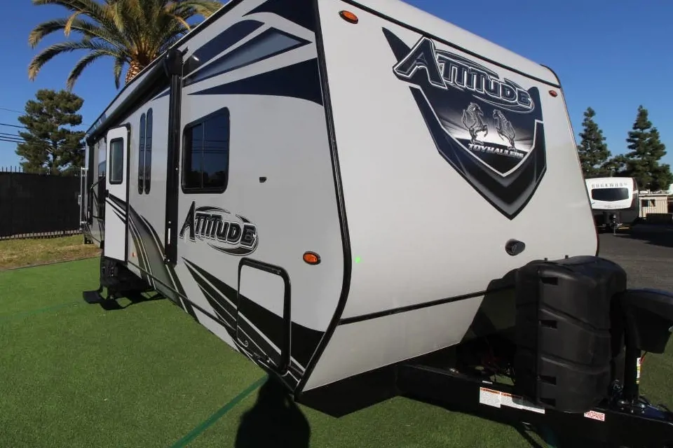 Shelley's Eclipse Attitude Pro-lite 27SAG Toy Hauler in Fontana, California