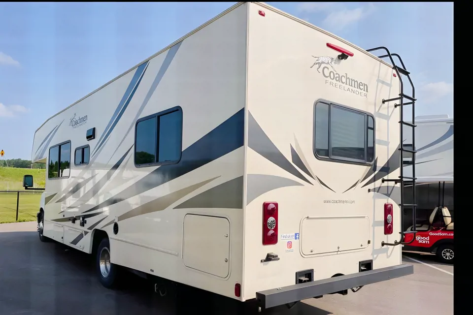 Jim's 2020 Coachman Freelander 27QB Class C Chevy 4500 à Apple-Valley, Minnesota