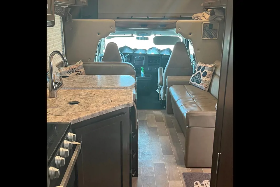Marilyn 's Thor Motor Coach Chateau Class C in College-Station, Texas