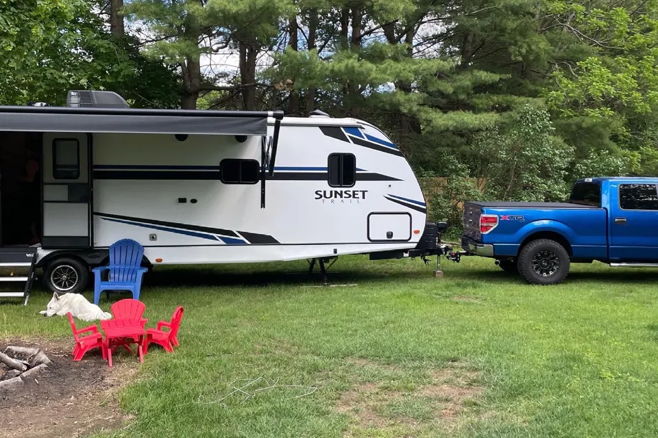 “The Beaumont”Crossroads Sunset Trail Travel Trailer à Bolton, Massachusetts