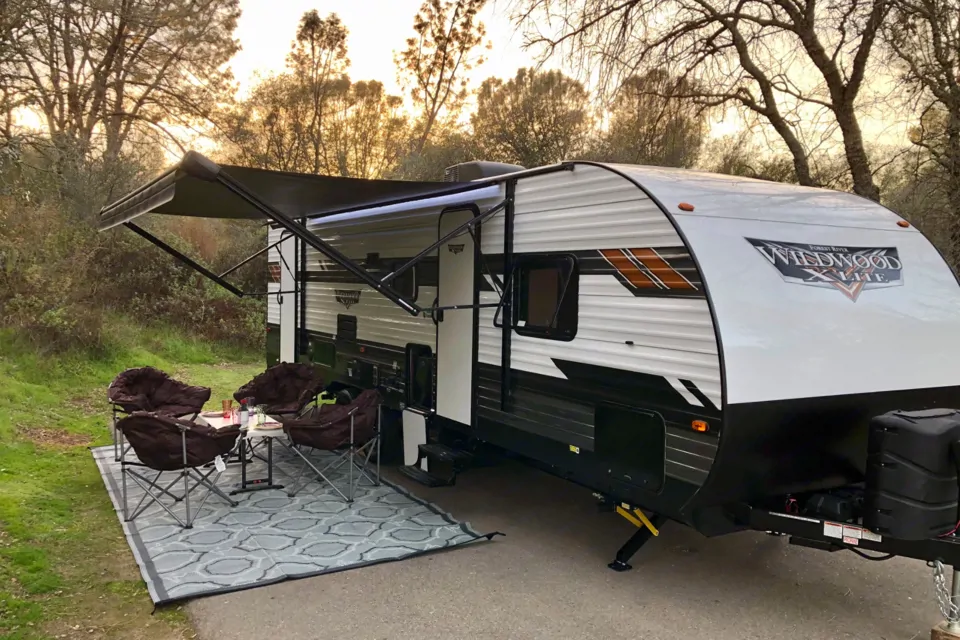 **Kid & Pet Friendly 1/2 Ton Towable 2021 Forest River Wildwood Bunkhouse Travel Trailer** à El-Dorado-Hills, California