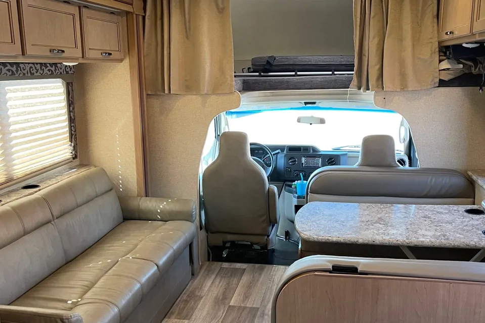 Crystal 's Ford Thor motor coach four winds 30d Class C in San-Bernardino, California