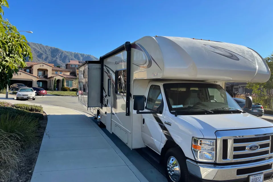 Crystal 's Ford Thor motor coach four winds 30d Class C in San-Bernardino, California