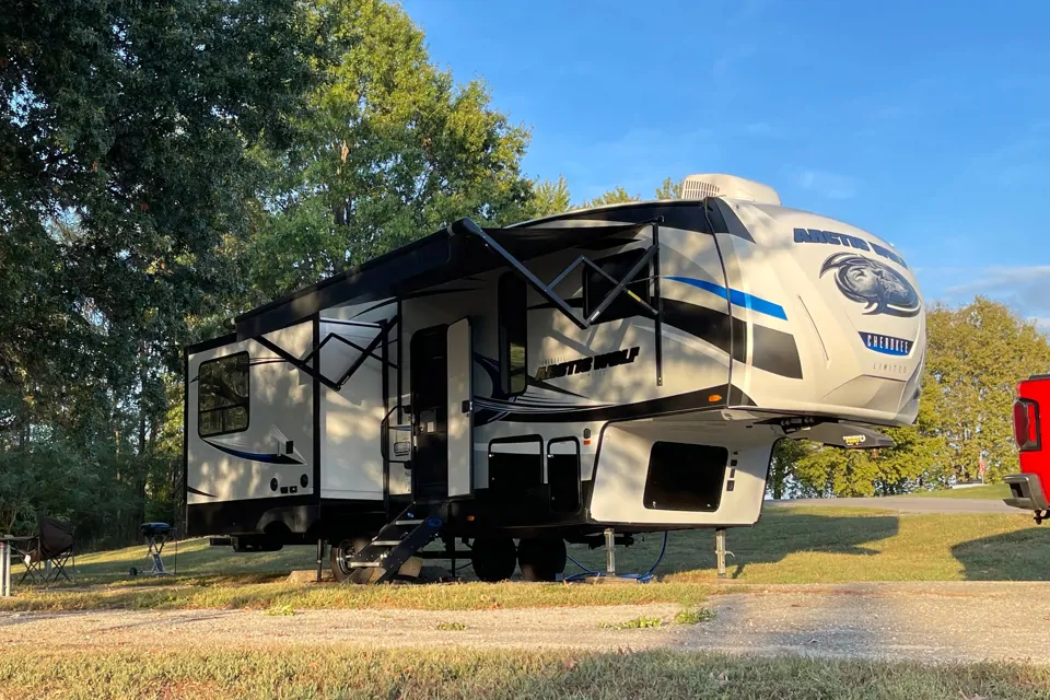 Cody's Forest River 285drl4 artic wolf Fifth Wheel in Kansas-City, Missouri