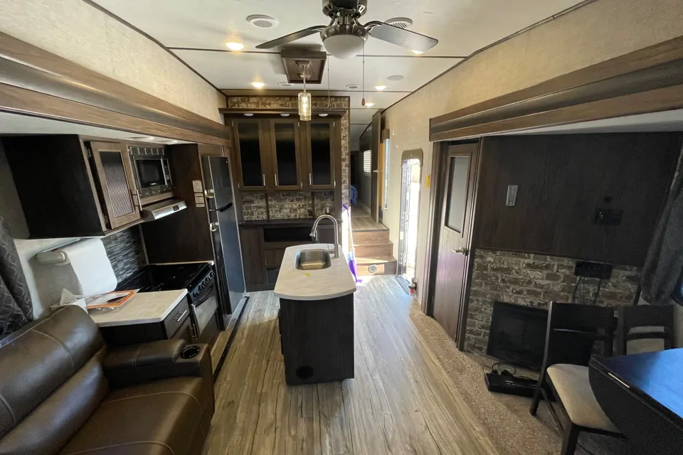 Cody's Forest River 285drl4 artic wolf Fifth Wheel in Kansas-City, Missouri