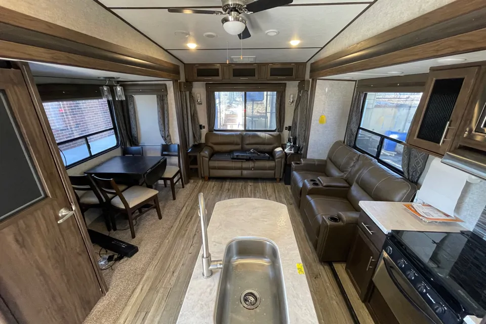 Cody's Forest River 285drl4 artic wolf Fifth Wheel in Kansas-City, Missouri