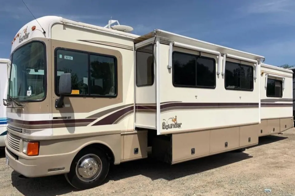 1999 Fleetwood Bounder 34V