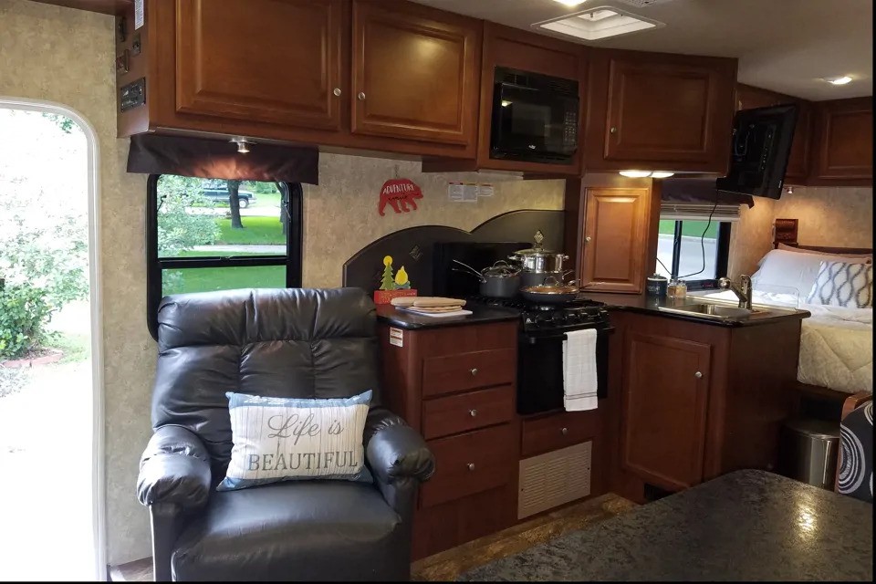 2014 Fleetwood Tioga Schedule a viewing! in SAN-ANTONIO, Texas
