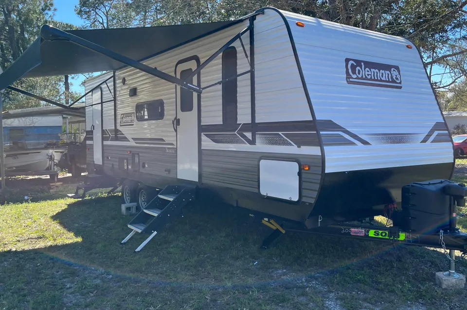 Raymond's Coleman Lantern 263bh Travel Trailer à Tampa, Florida