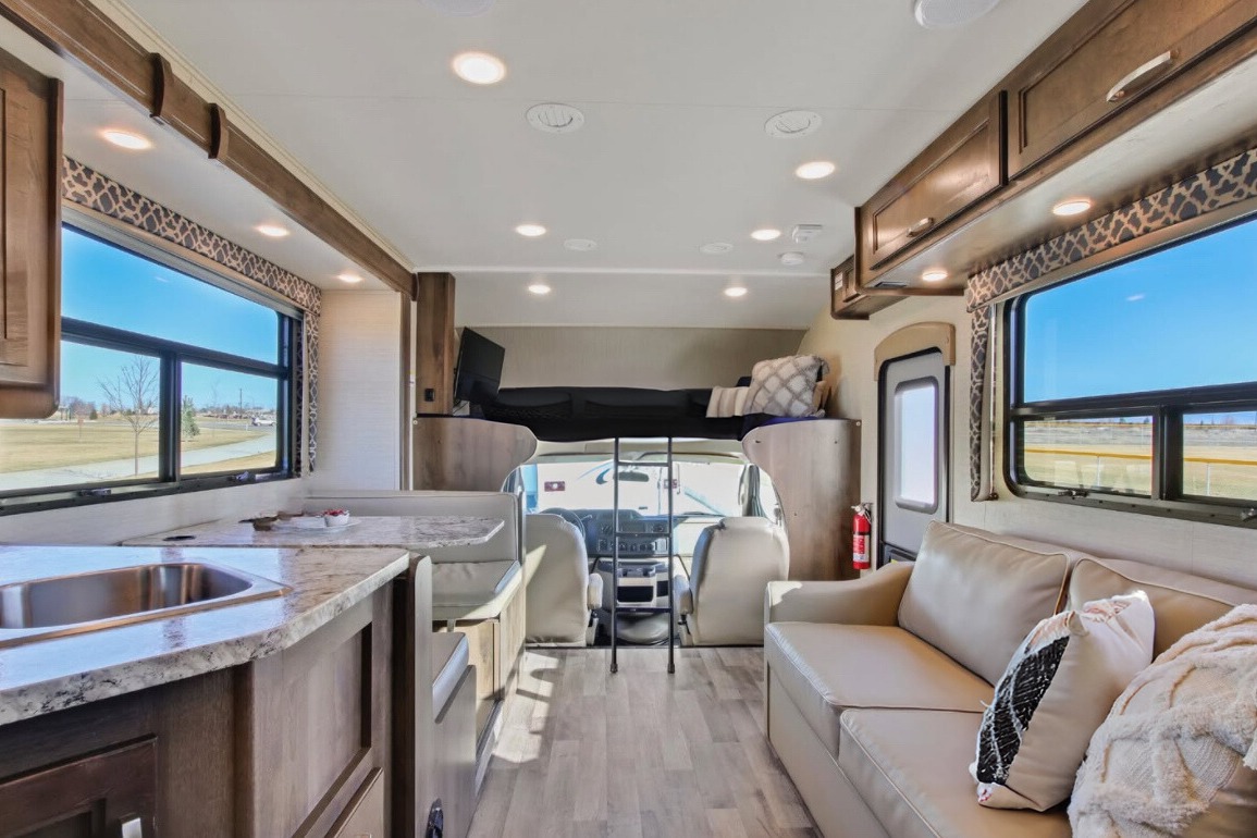 10-Person Jayco Redhawk 31F Vacation