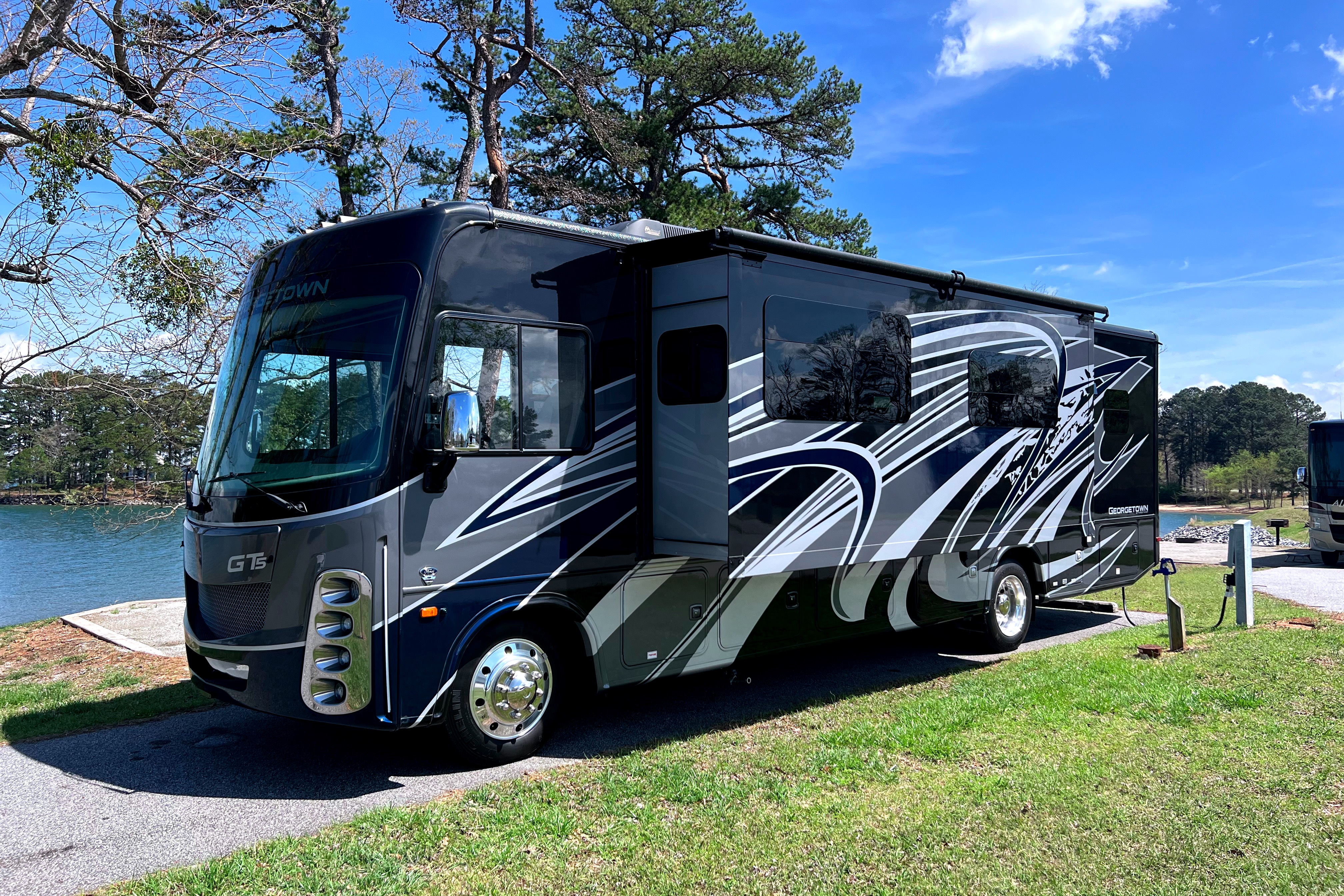 Vince, Brand new Georgetown GT5 Class A