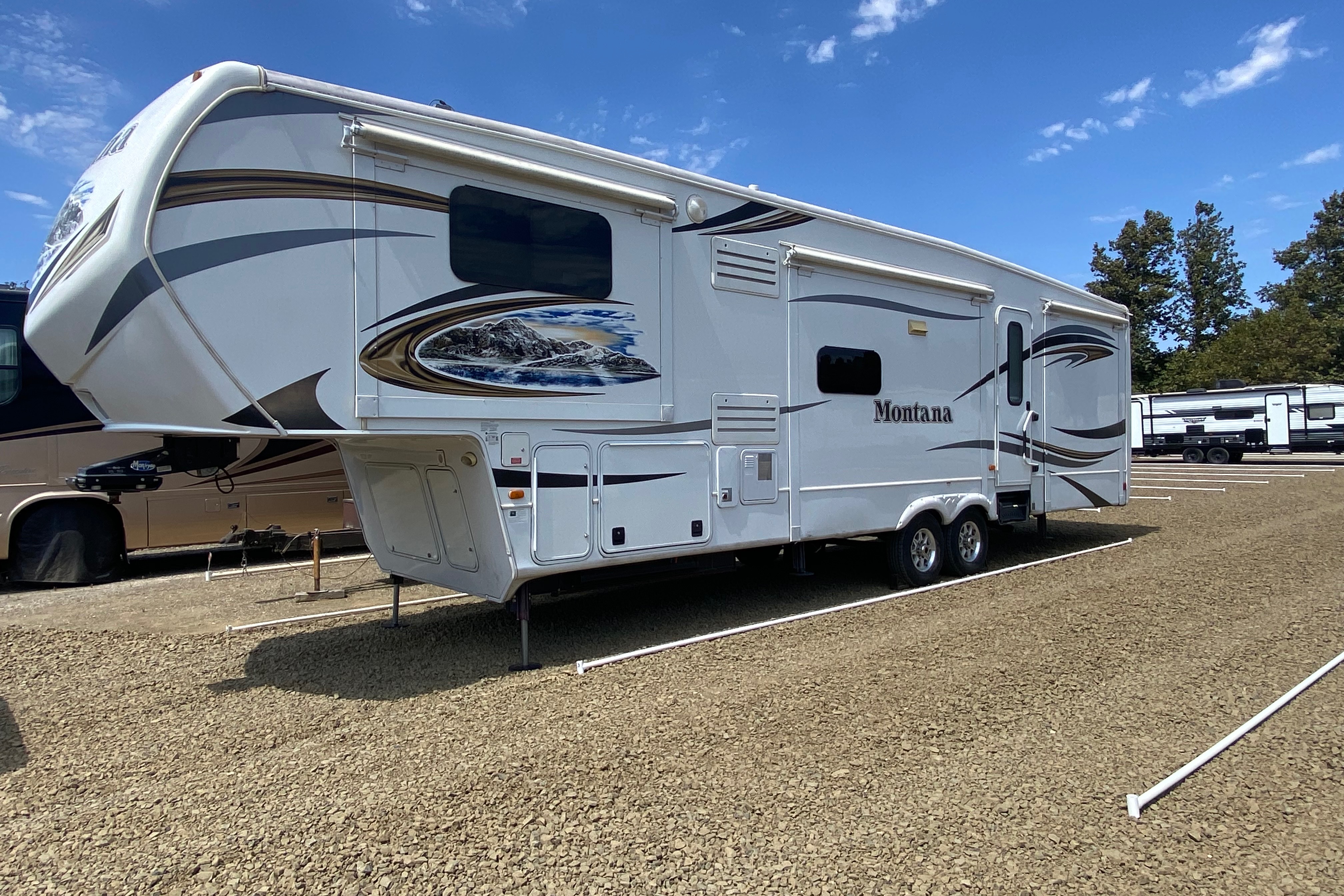 Like New Keystone Montana Fifth Wheel