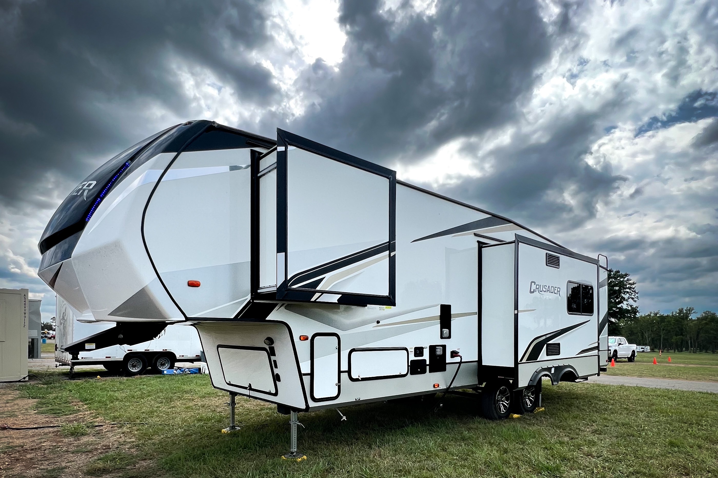 Prime Time Crusader Lite Fifth Wheel *NEW LISTING*