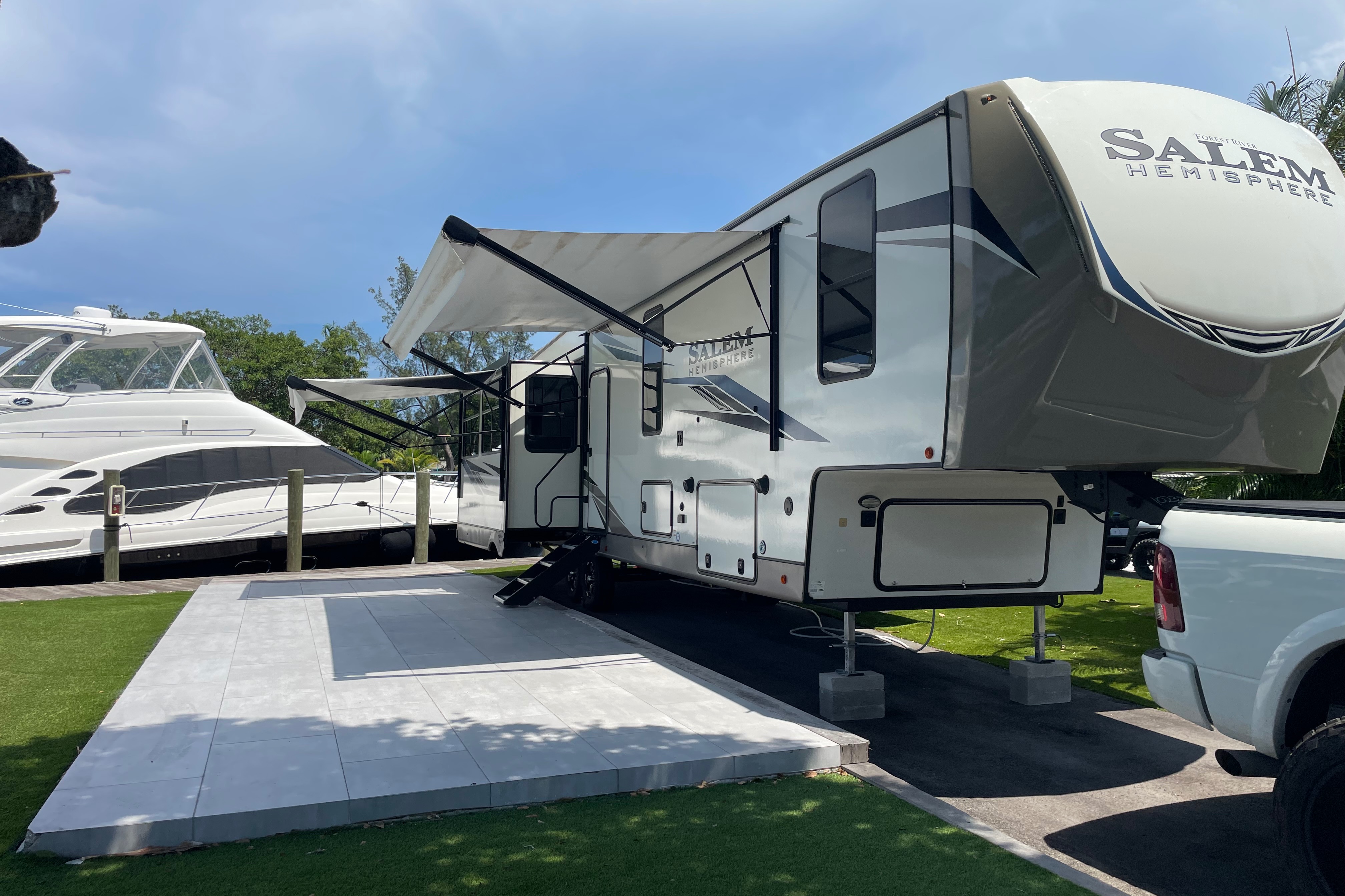 Salem Hemisphere Fifth Wheel
