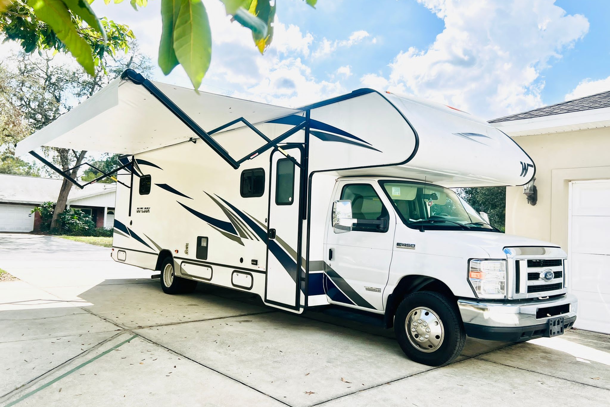 COVENIENT & EASY TO DRIVE Winnebago OUTLOOK Class C