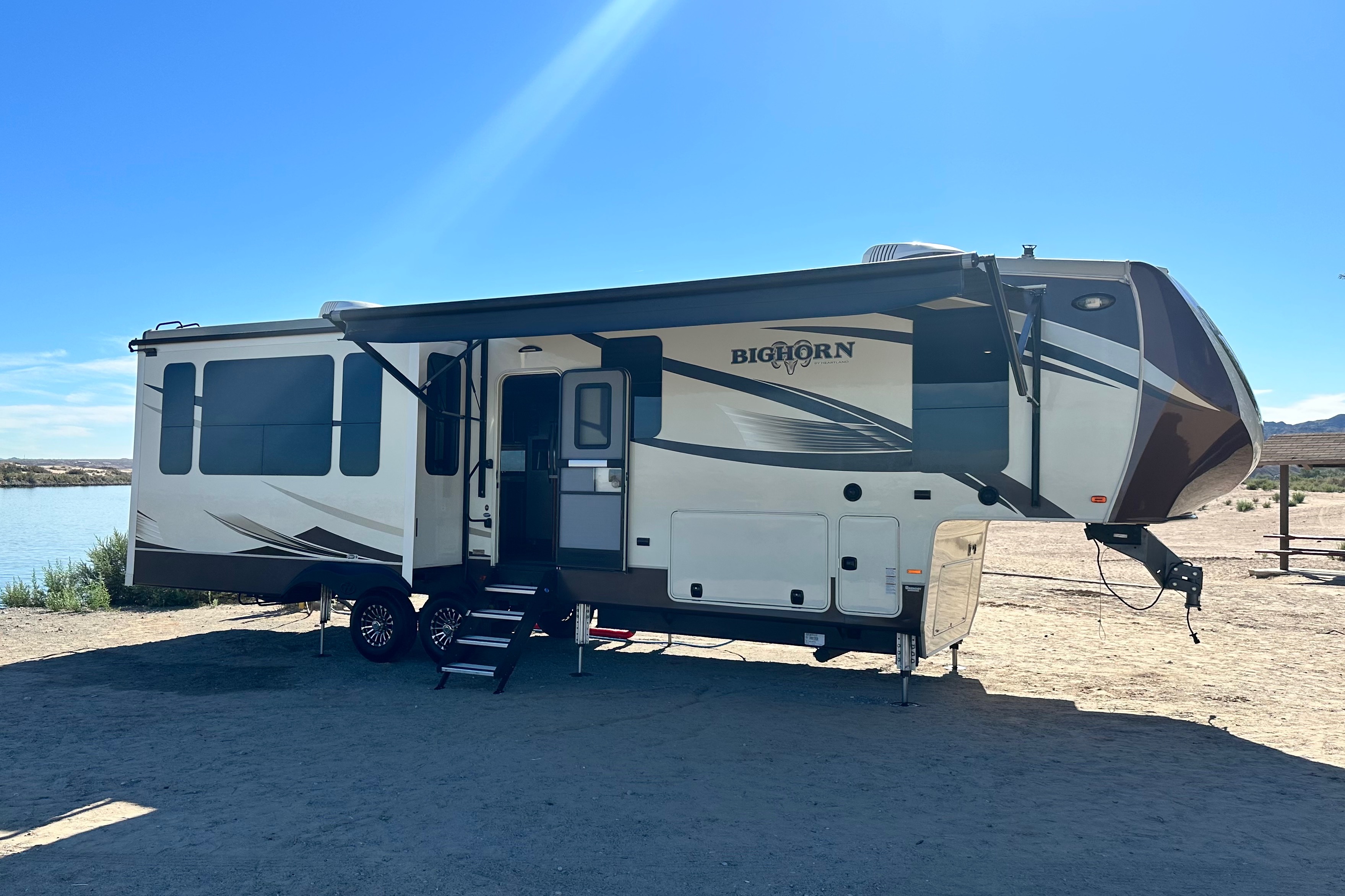 Clean and comfortable. Fully stocked kitchen. Heartland Bighorn Fifth Wheel 40' - Delivery only