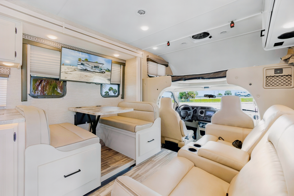Brand New! Beautiful 2023 Thor Class C 