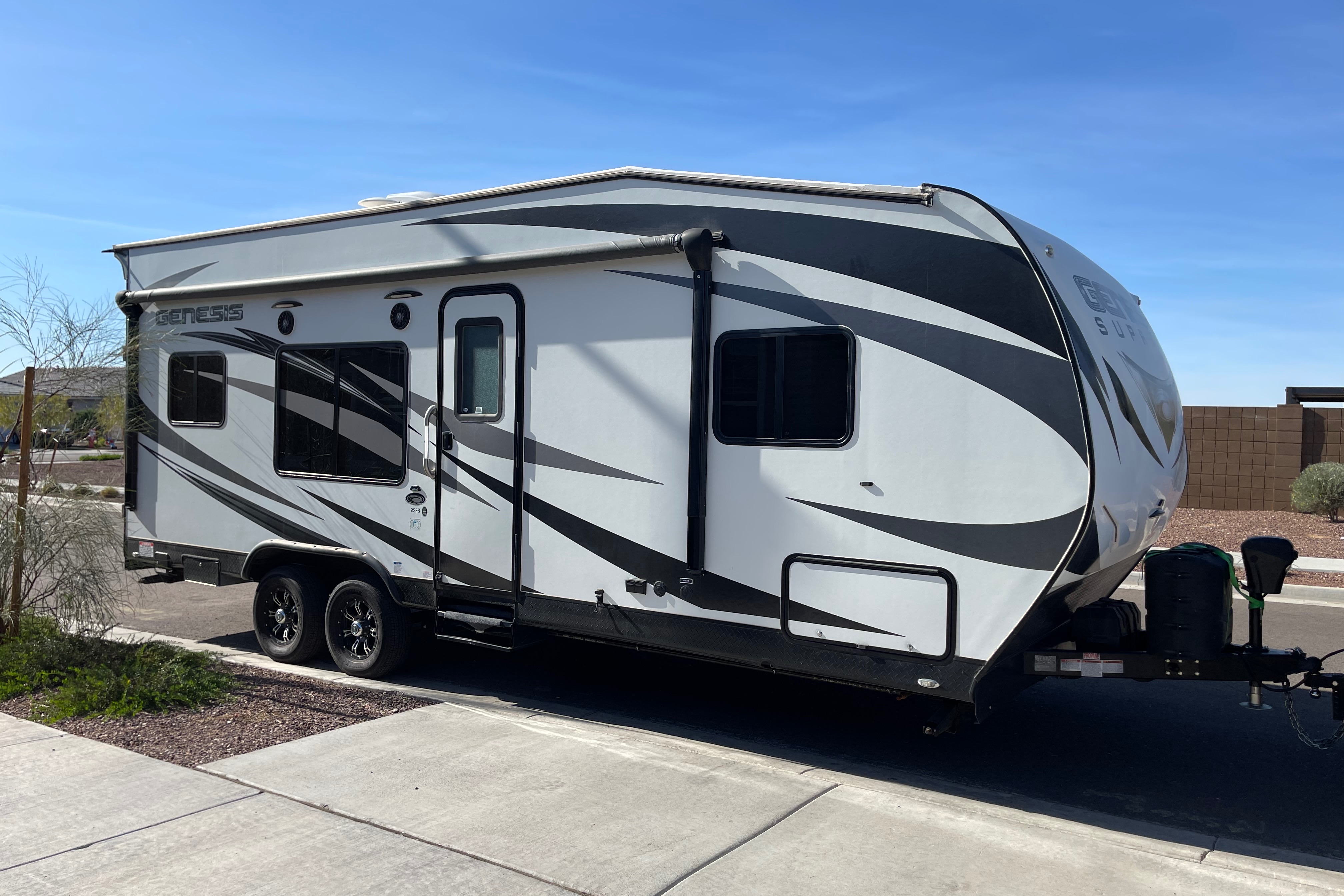 Roxy's Genesis Supreme 23FS Toy Hauler