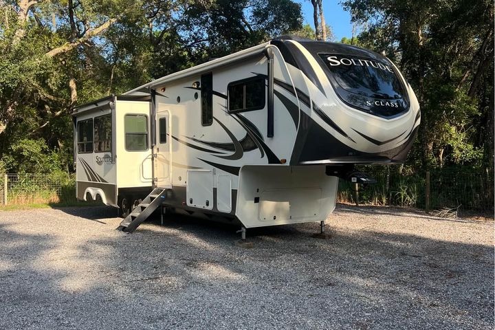 Grand Design Solitude Spacious 2 Bedroom