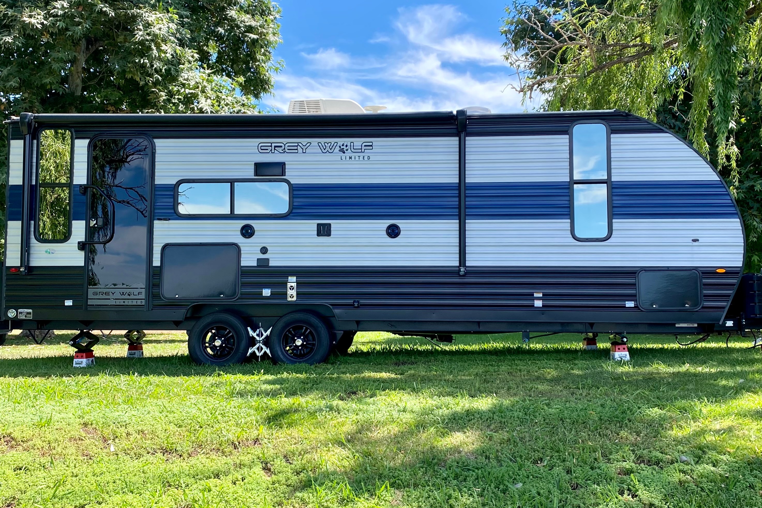 2023 Cherokee Grey Wolf 23MK