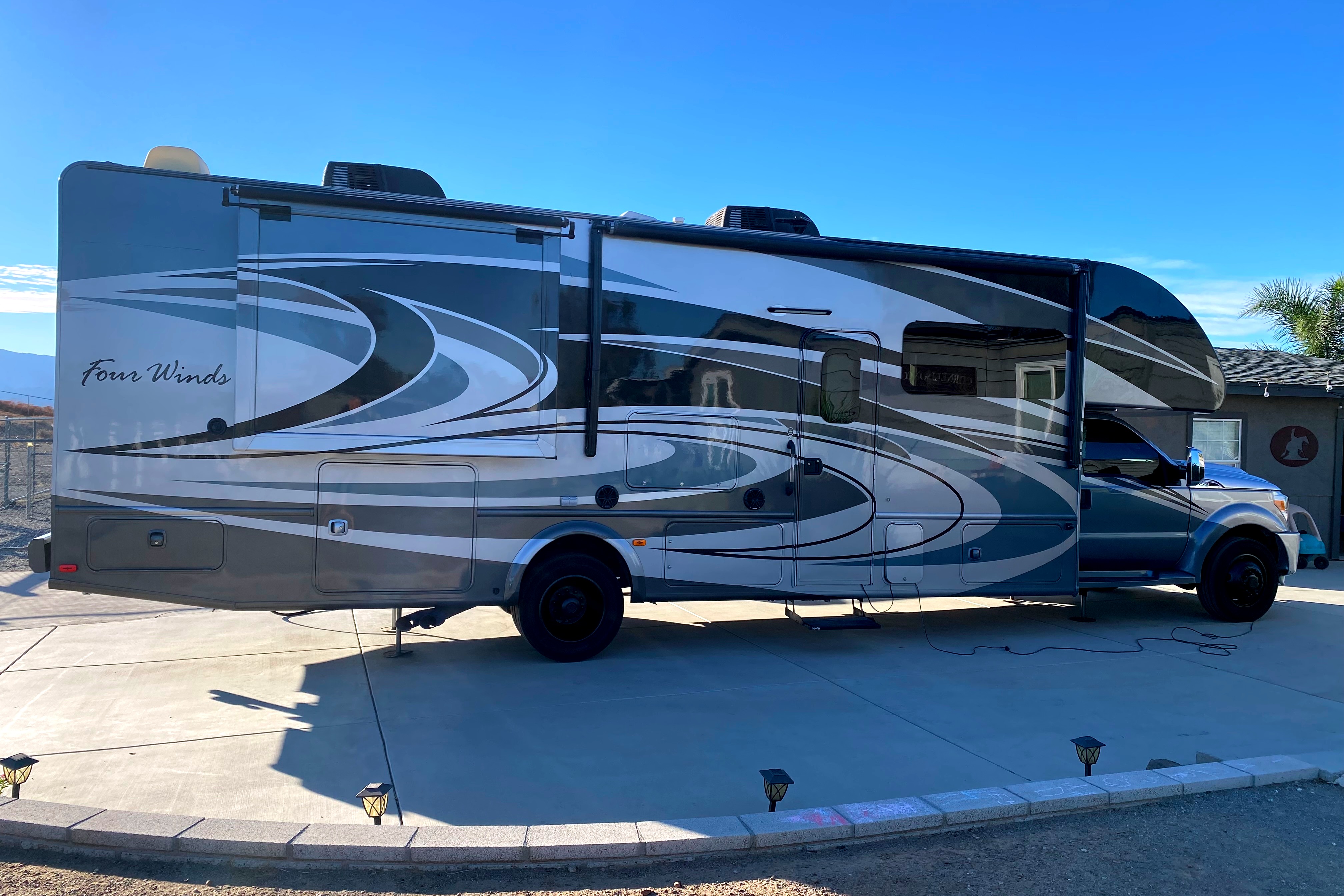 Happy Camper Thor Motor Coach Four Winds 35SF