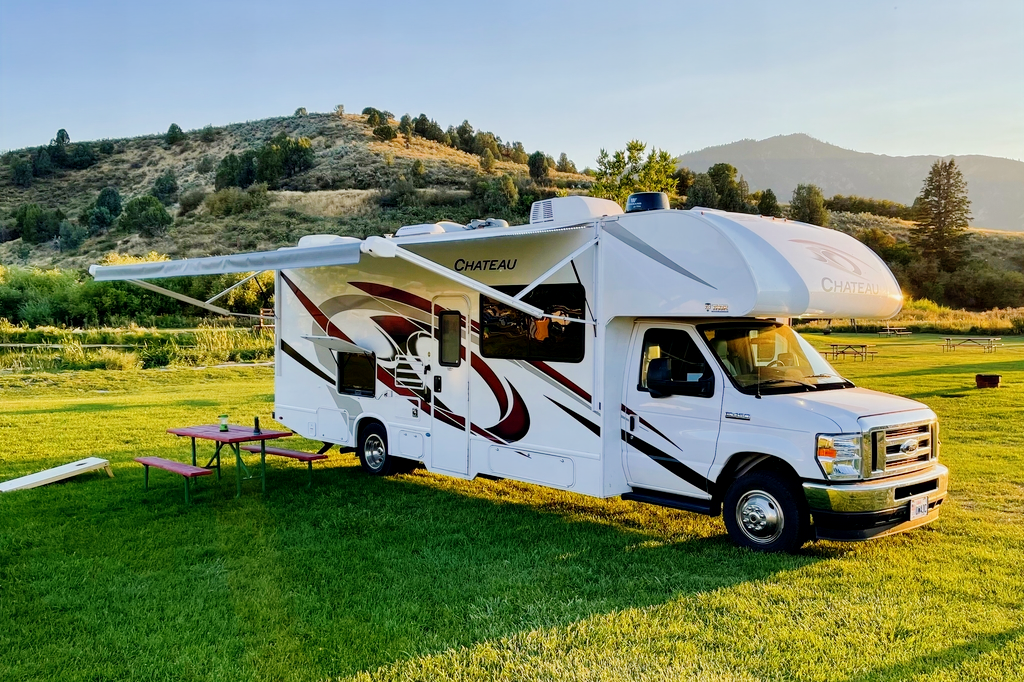 The Happy Camper Thor Motor Coach Chatu 27R Class C