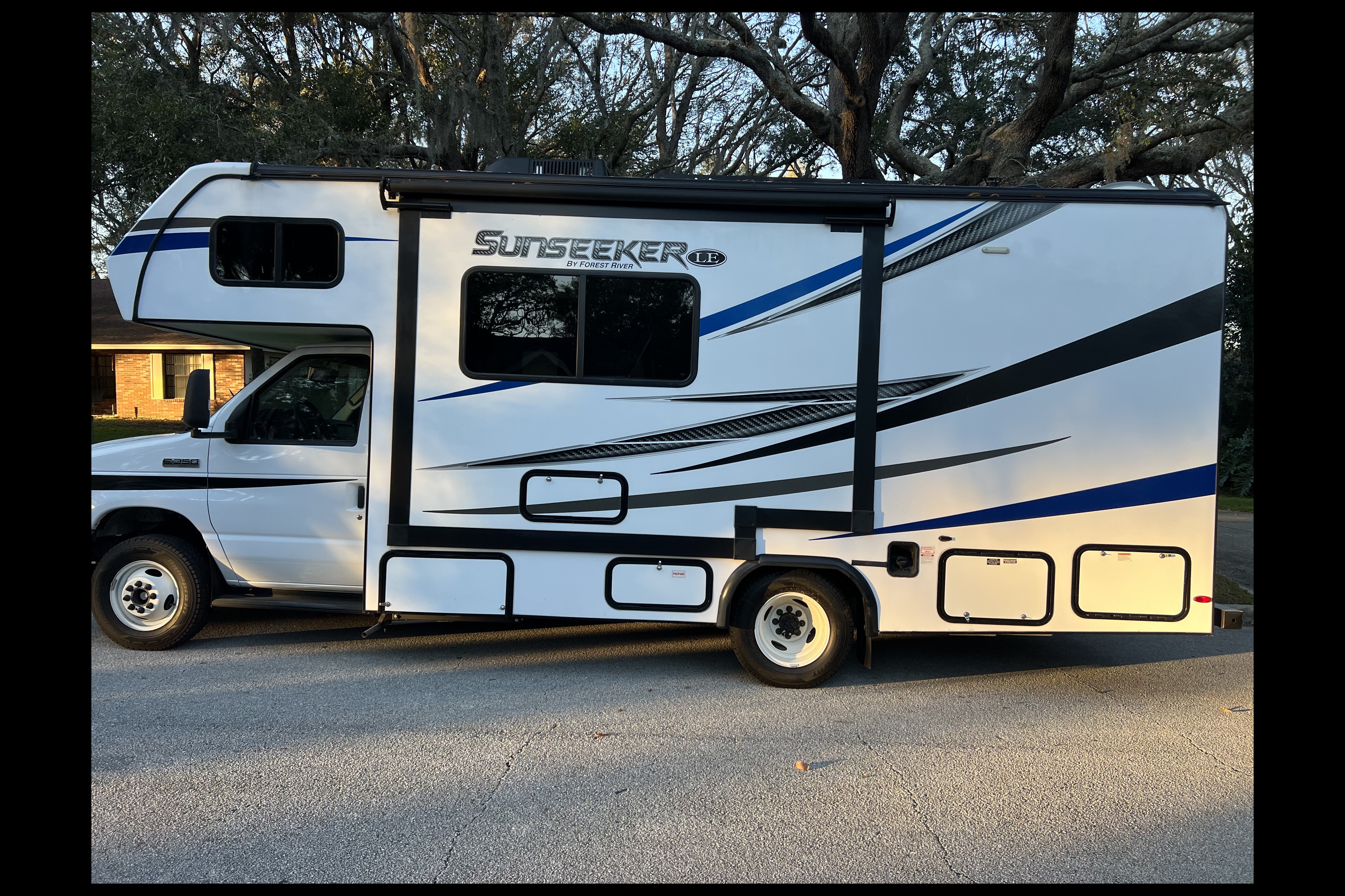 Orlando Family Forest River Sunseeker LE 2150 SLE Class C