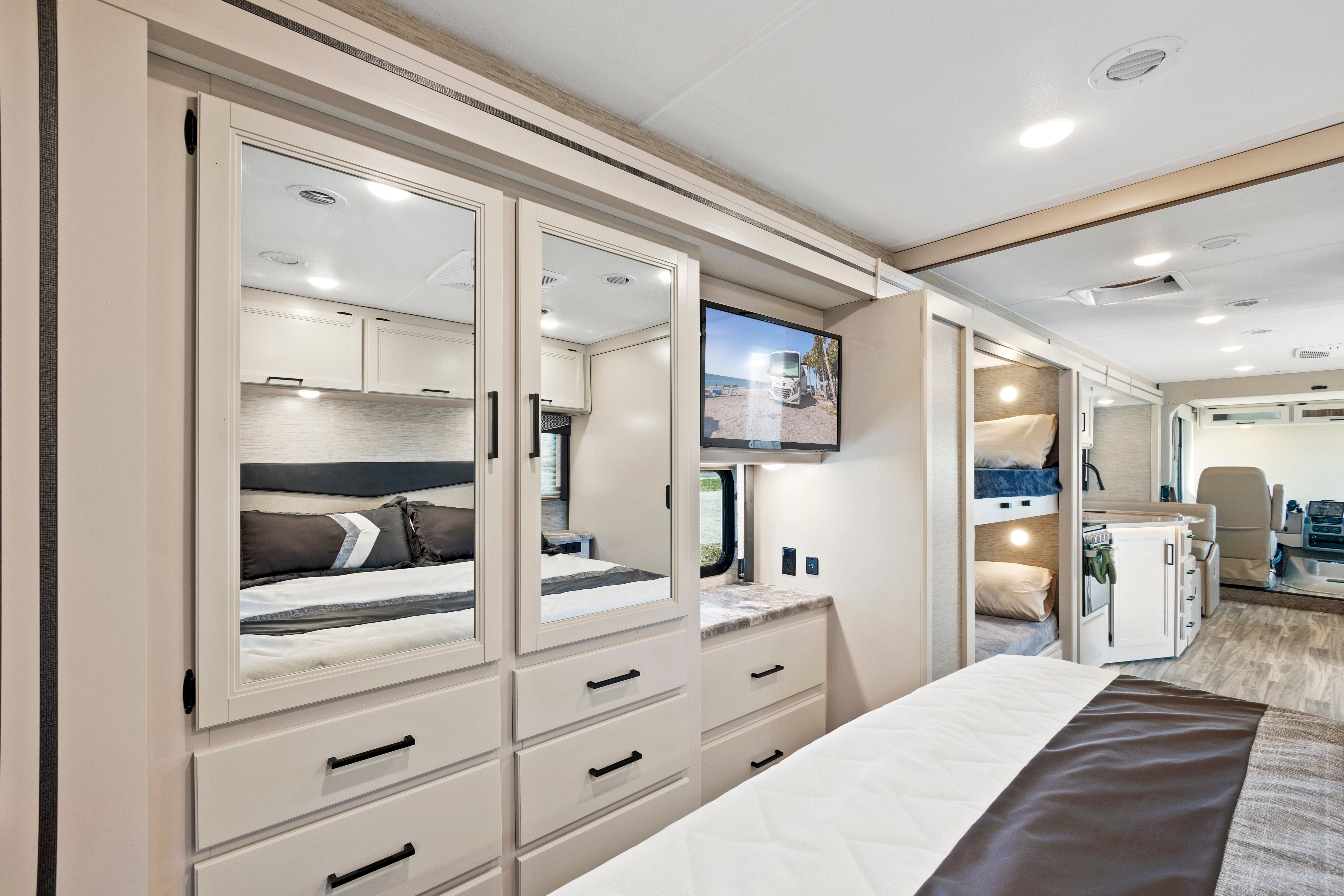 Thor ACE Luxury RV: Spacious Bunk Beds, Pet-Friendly & Fully Loaded