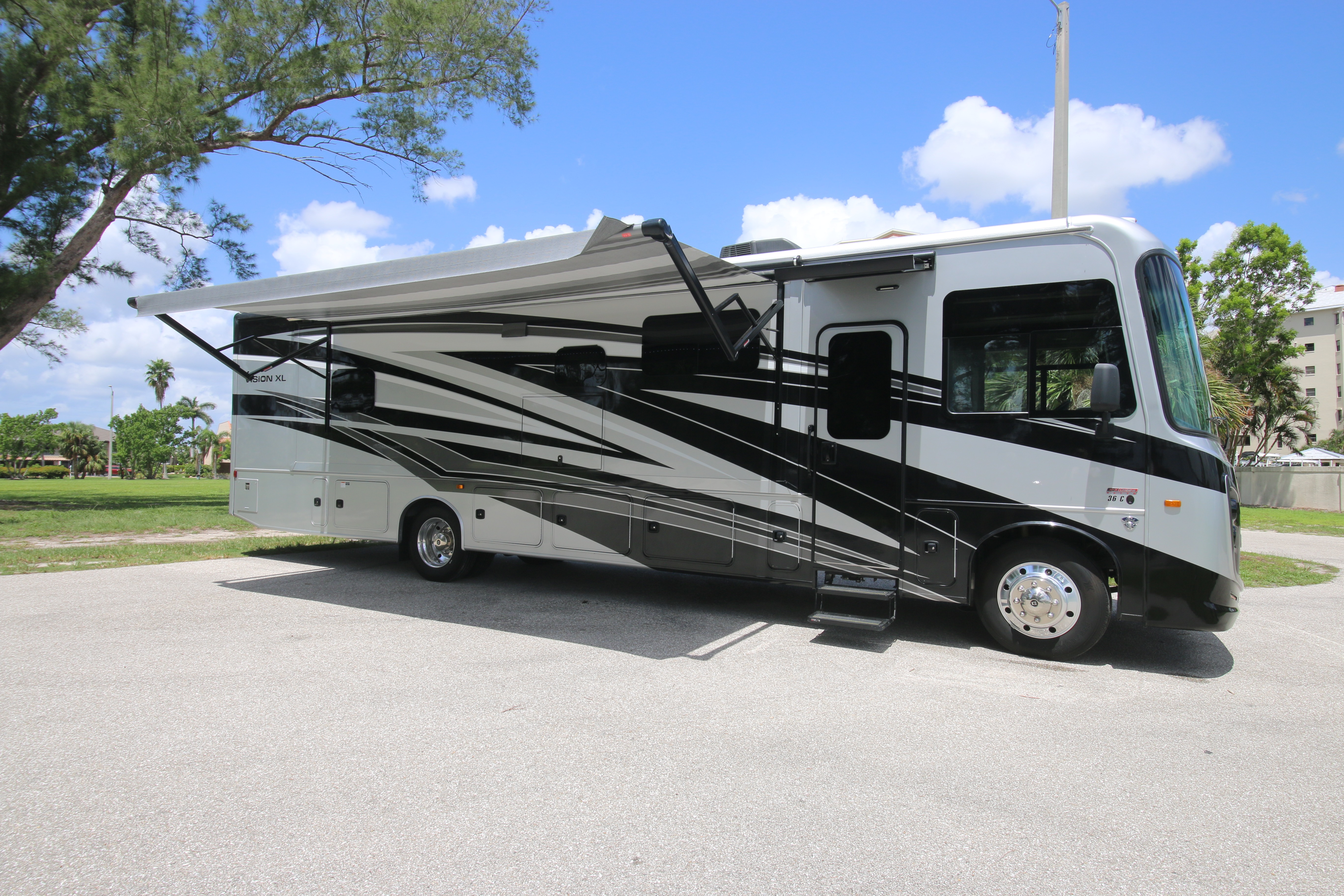  2023 Entegra Vision XL Class A+Pets