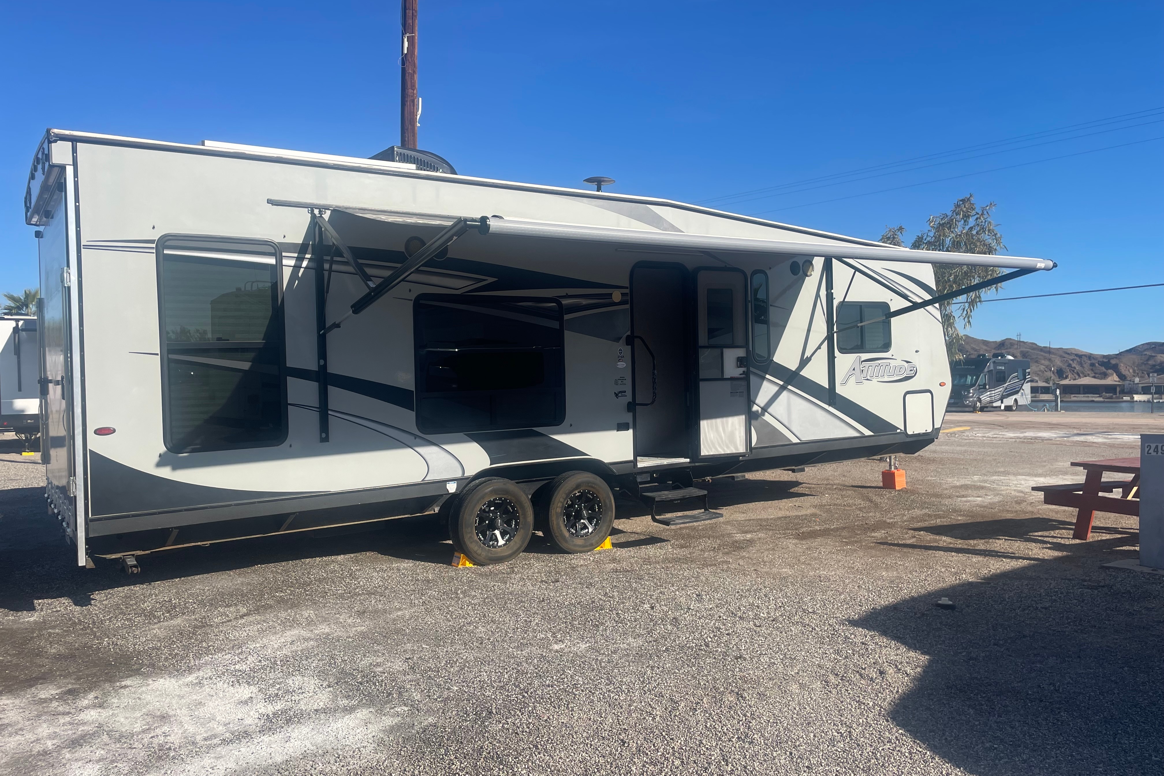 Manter's place Eclipse RV attitude 27sa Toy Hauler