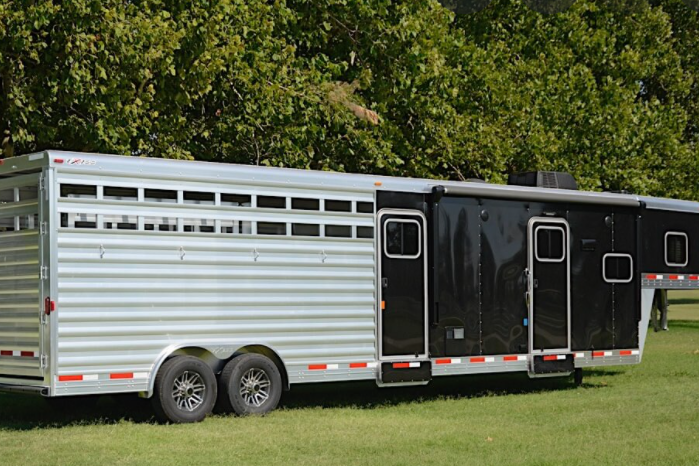 Molly's Exiss Living quarters stock trailer Fifth Wheel
